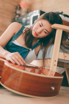 双杠分腿坐前进